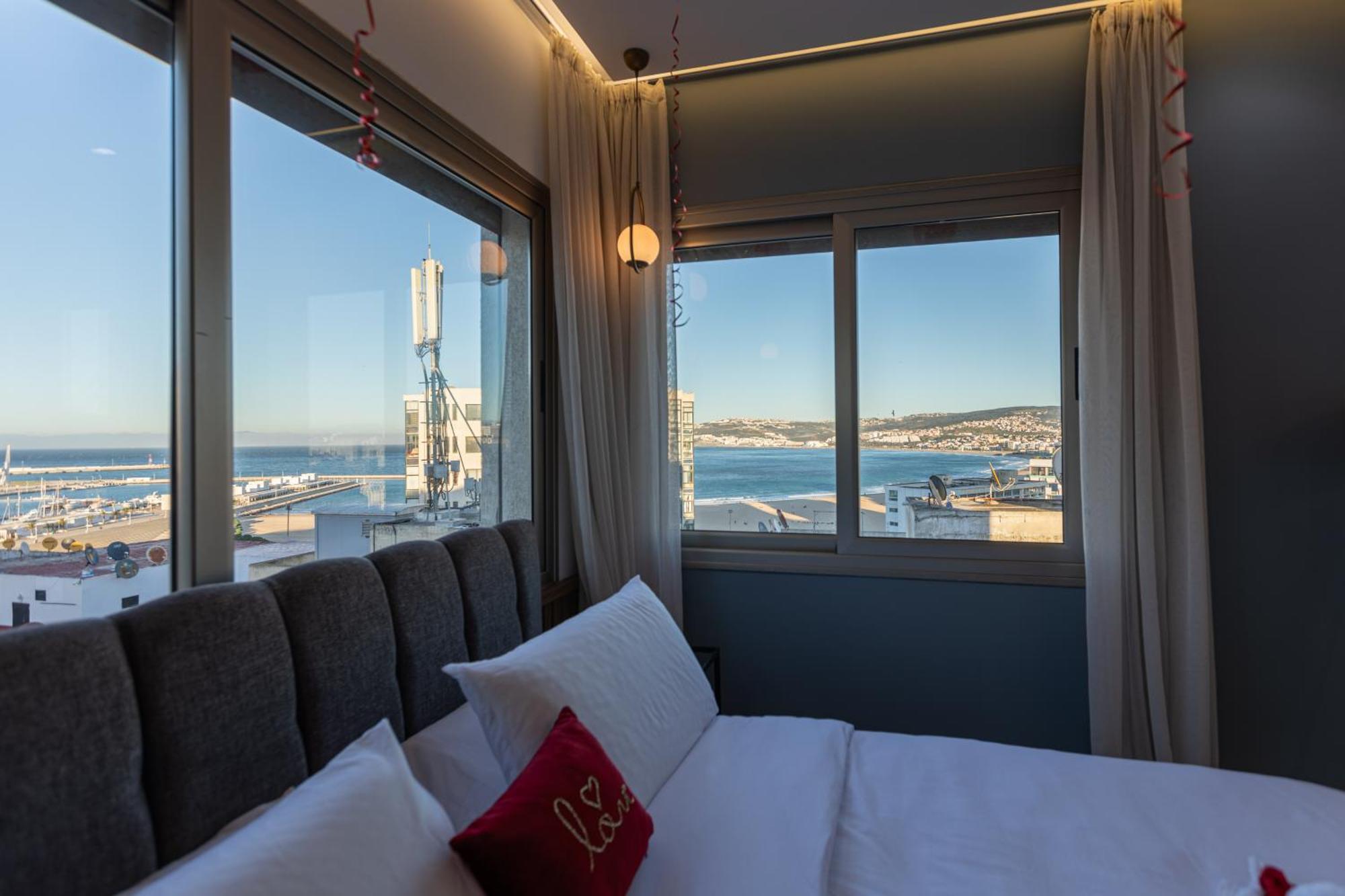 Marina View Residence Luxurious Studio Retreat With Stunning Ocean Views 1 Double Bedroom, 1 Convertible Couch タンジェ エクステリア 写真