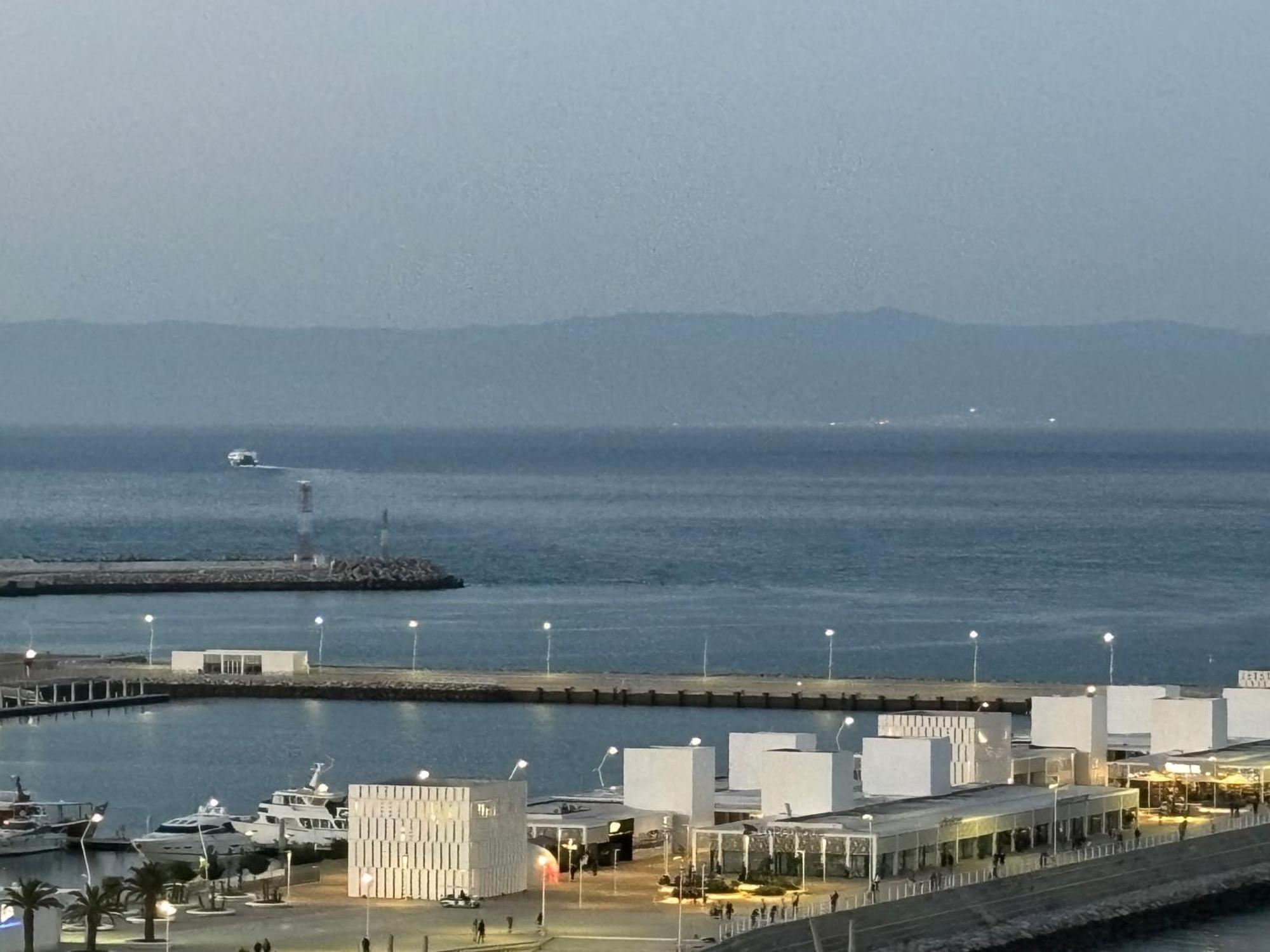 Marina View Residence Luxurious Studio Retreat With Stunning Ocean Views 1 Double Bedroom, 1 Convertible Couch タンジェ エクステリア 写真