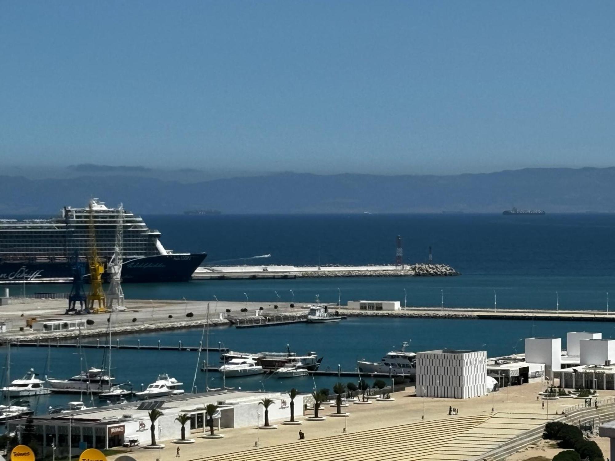 Marina View Residence Luxurious Studio Retreat With Stunning Ocean Views 1 Double Bedroom, 1 Convertible Couch タンジェ エクステリア 写真